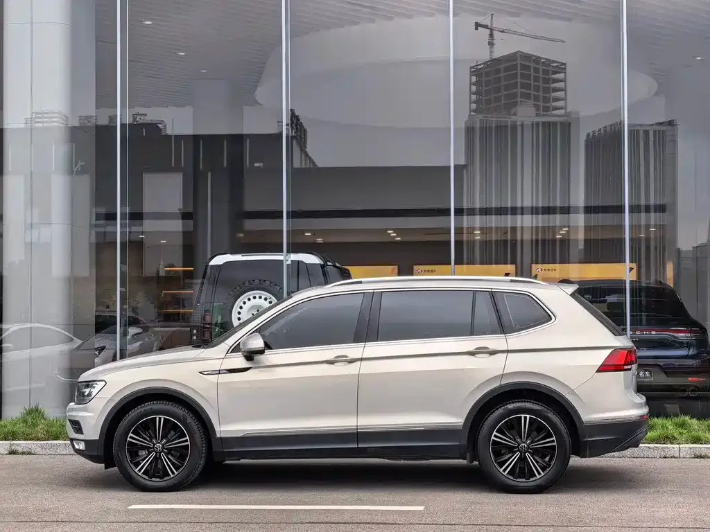 Volkswagen Tiguan L — фото 2