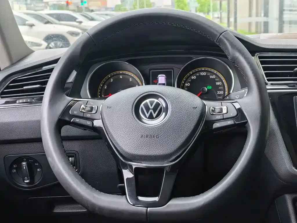 Volkswagen Tiguan L — фото 7