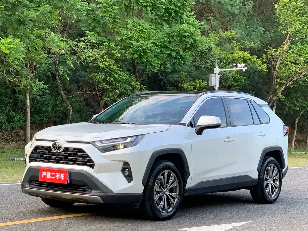 Toyota RAV4 — фото 1