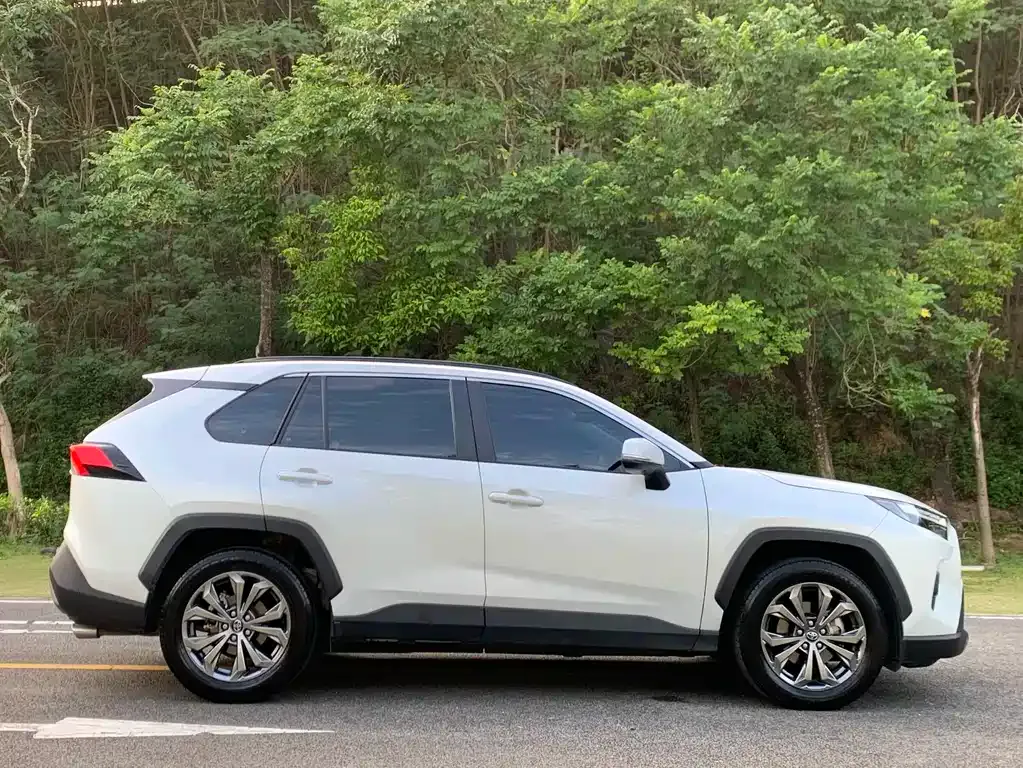 Toyota RAV4 — фото 7
