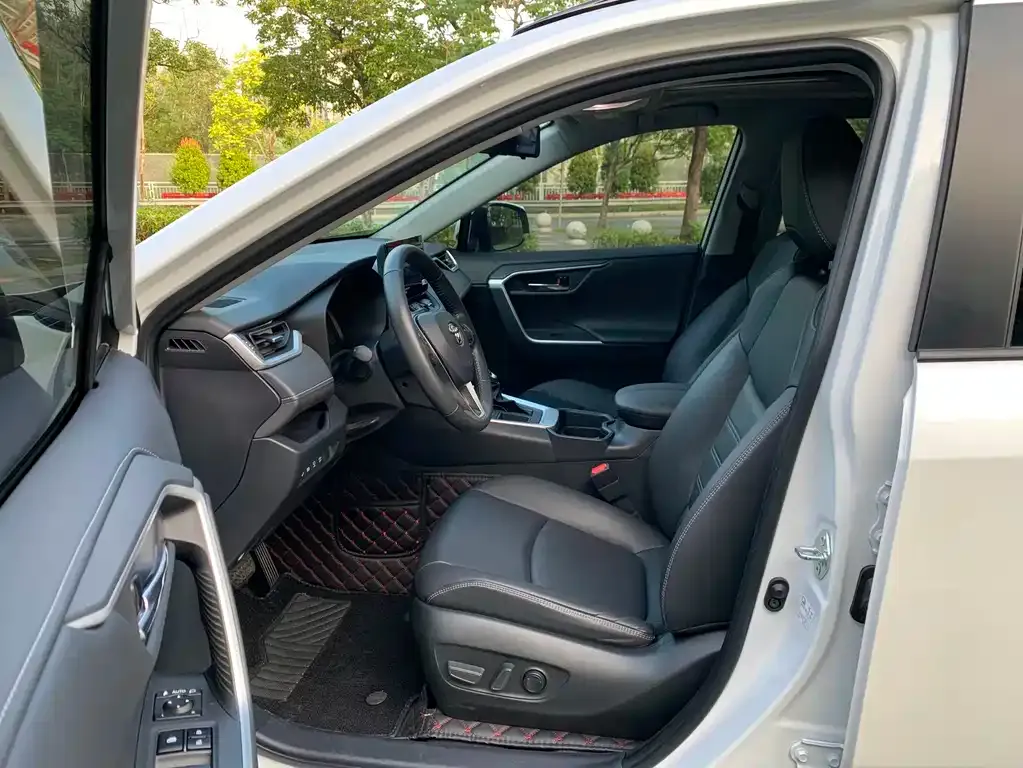 Toyota RAV4 — фото 3