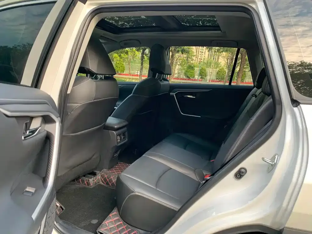Toyota RAV4 — фото 2