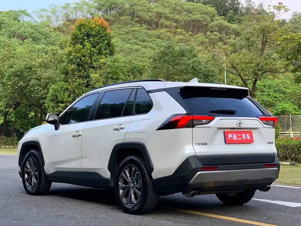 Toyota RAV4 — фото 5