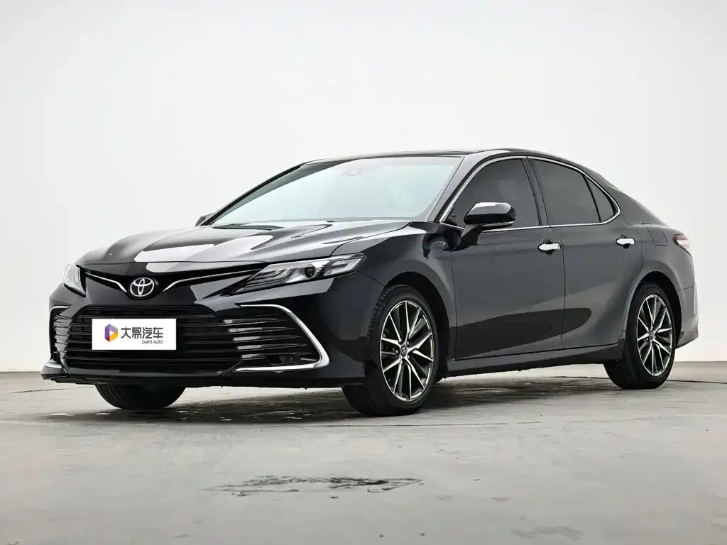 Toyota Camry — фото 1