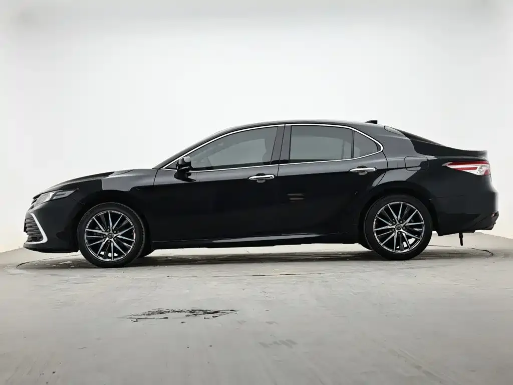 Toyota Camry — фото 3