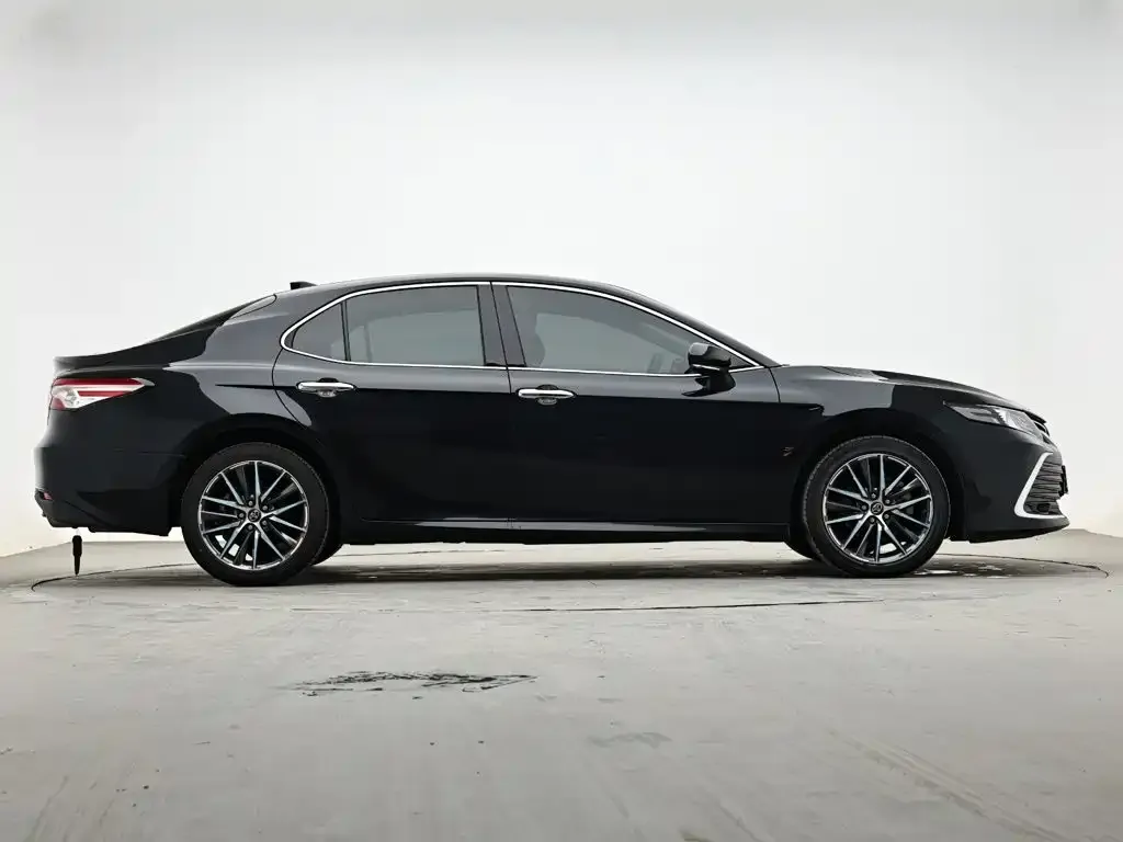 Toyota Camry — фото 5