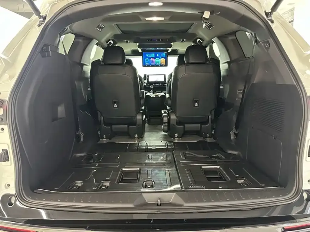 Toyota Granvia — фото 2