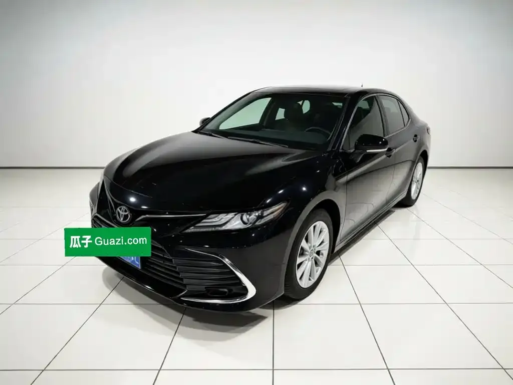 Toyota Camry — фото 1