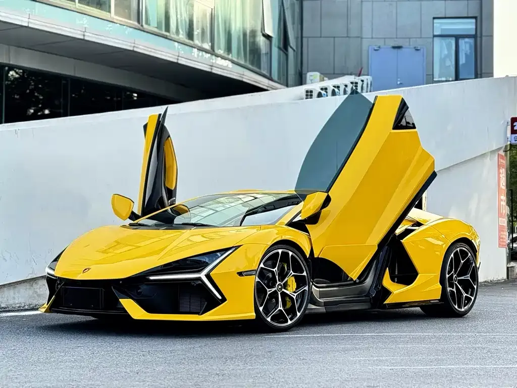 Lamborghini Revuelto — фото 1