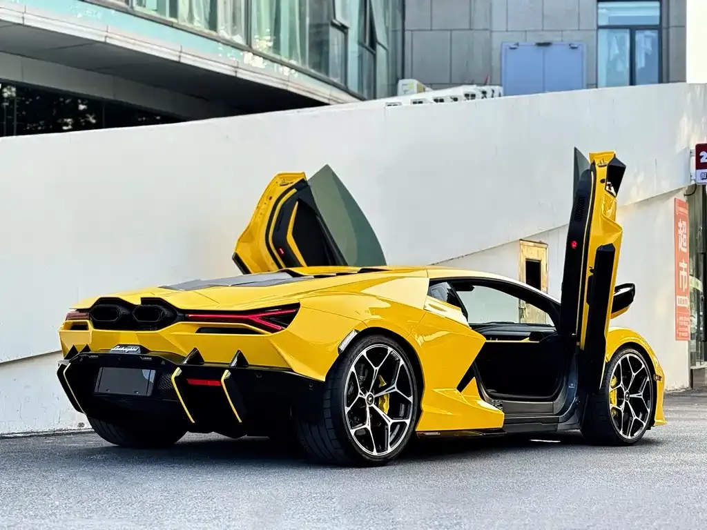 Lamborghini Revuelto — фото 6