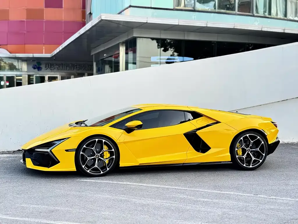Lamborghini Revuelto — фото 4
