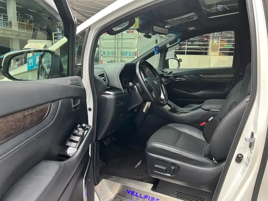 Toyota Vellfire — фото 8