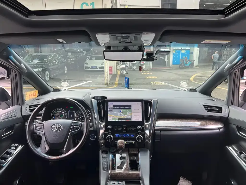Toyota Vellfire — фото 3