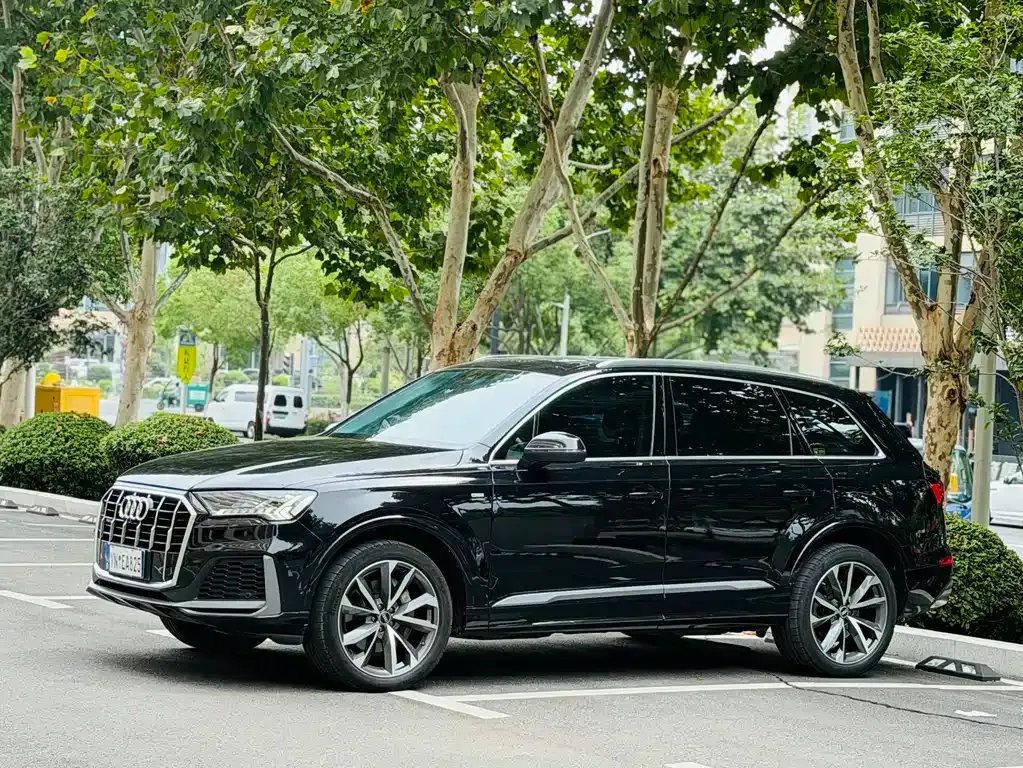 Audi Q7 — фото 1