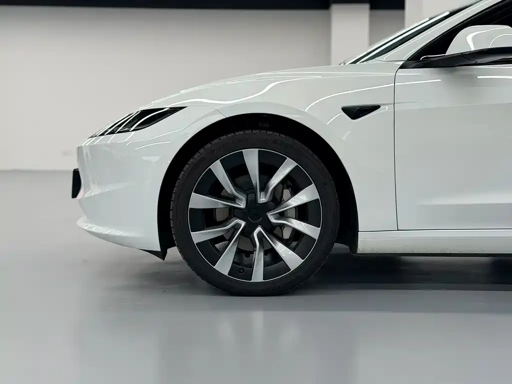 Tesla Model 3 — фото 3