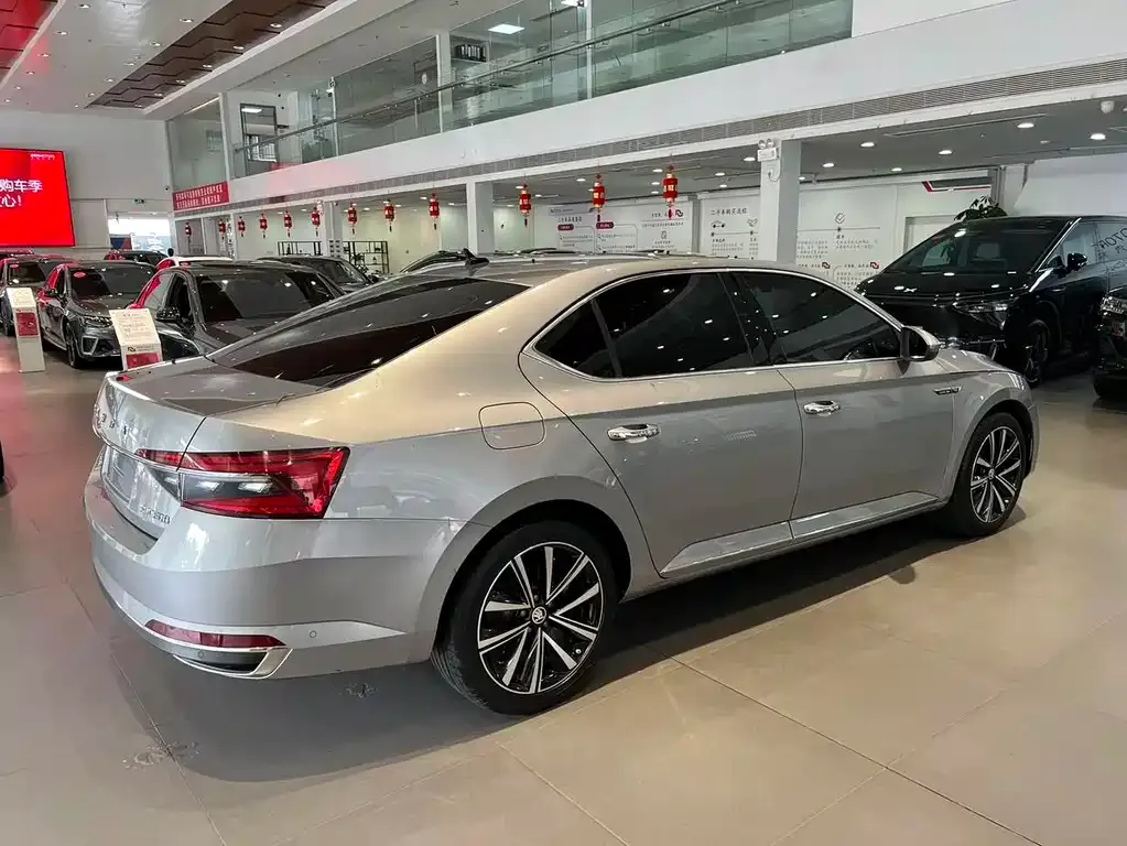 Skoda Superb — фото 8