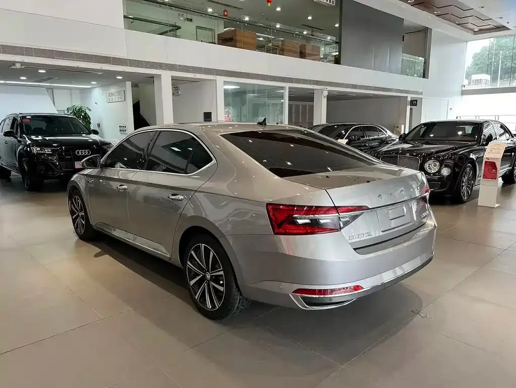 Skoda Superb — фото 9