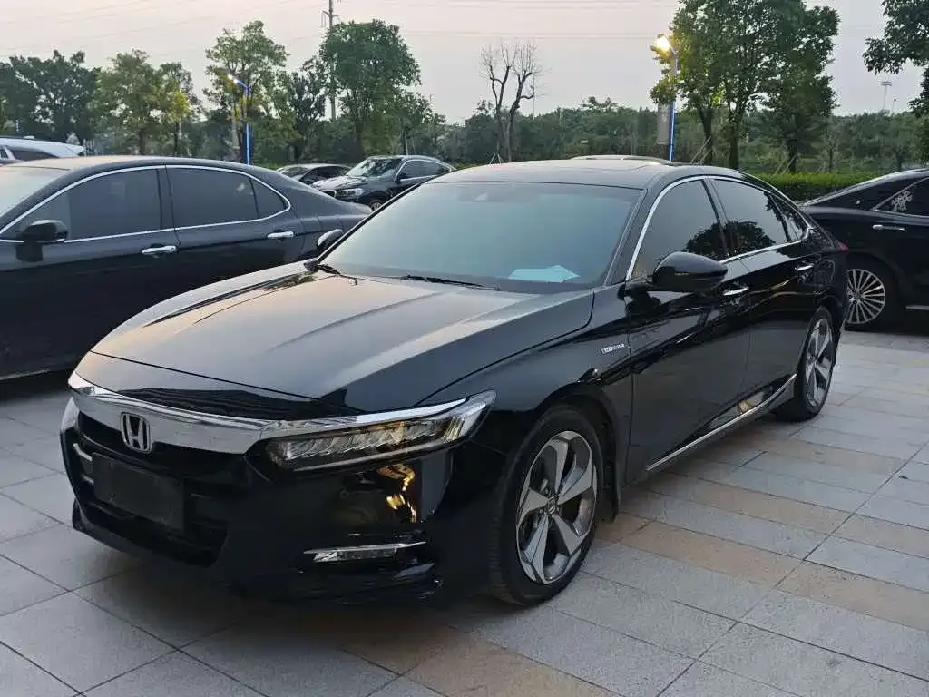 Honda Accord — фото 1
