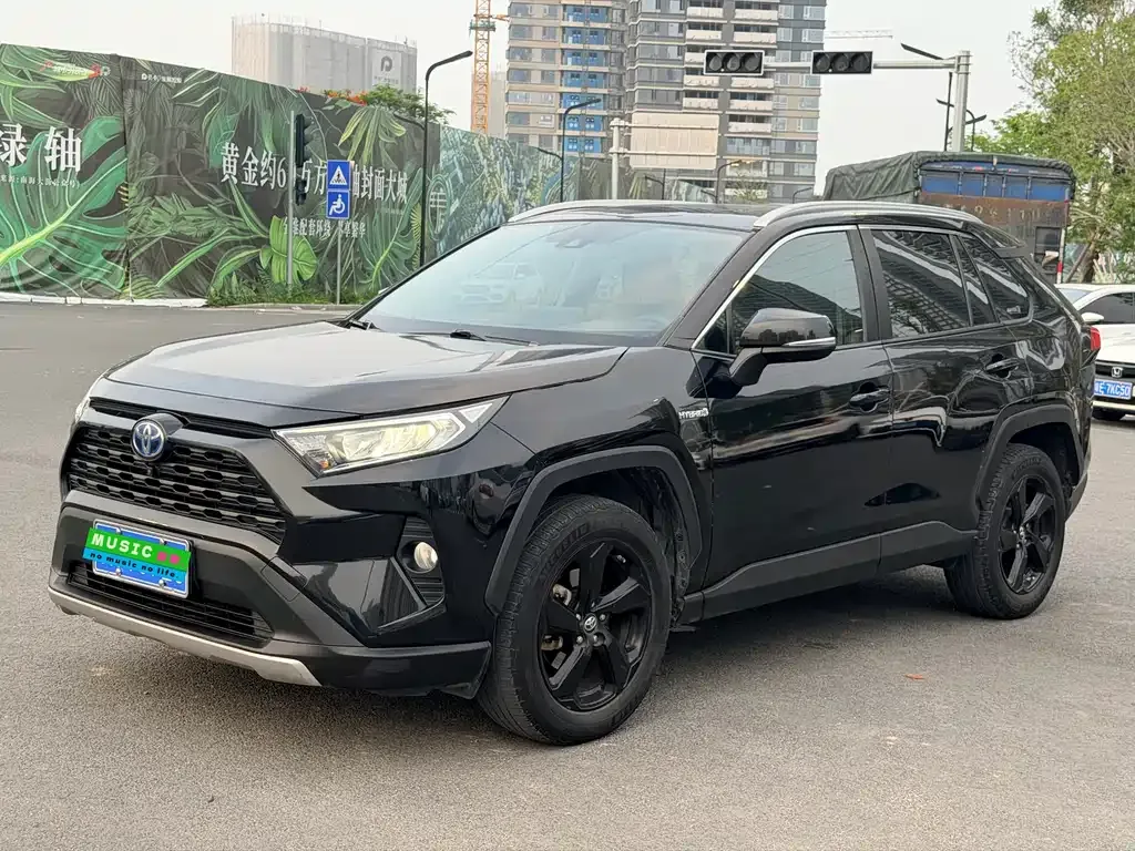 Toyota RAV4 — фото 1