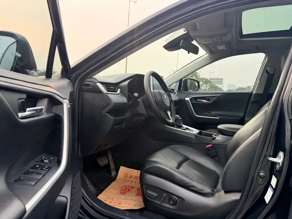 Toyota RAV4 — фото 3