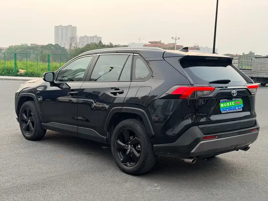 Toyota RAV4 — фото 5