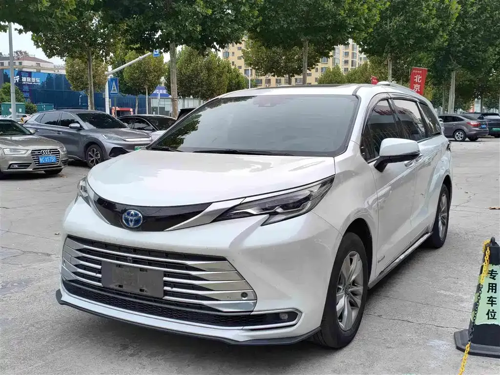 Toyota Sienna — фото 1