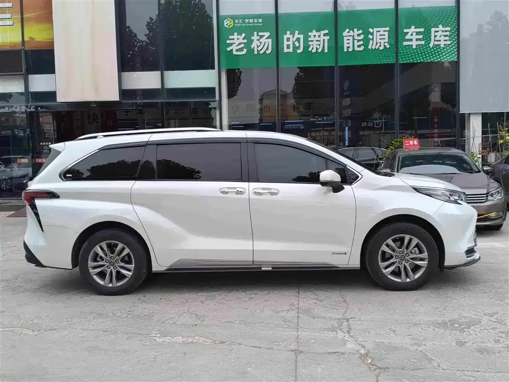 Toyota Sienna — фото 4