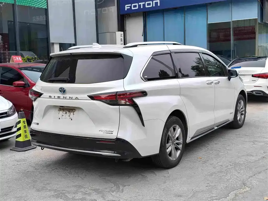 Toyota Sienna — фото 5