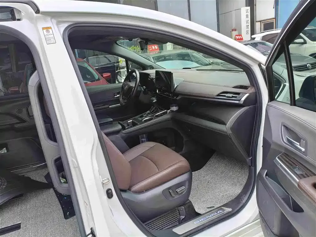 Toyota Sienna — фото 10