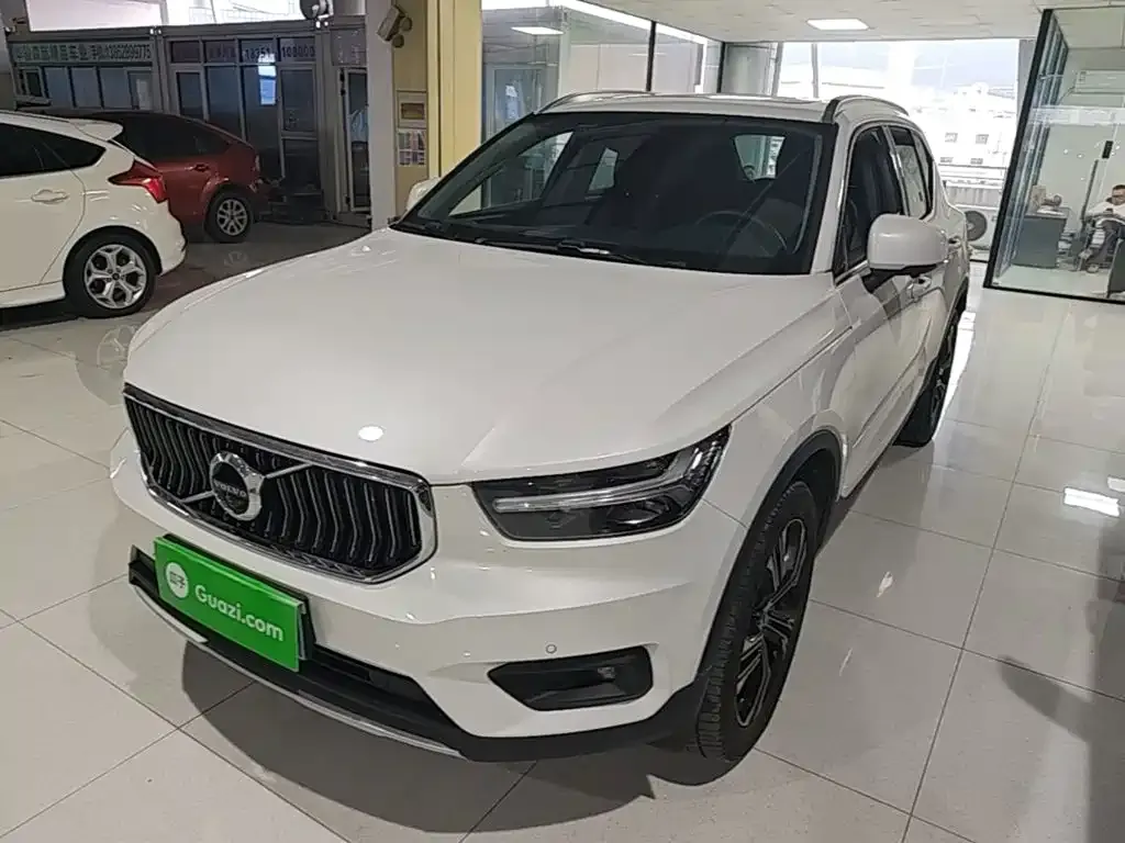 Volvo XC40 — фото 1