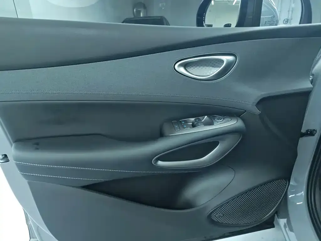 BYD Sealion 05 EV — фото 2