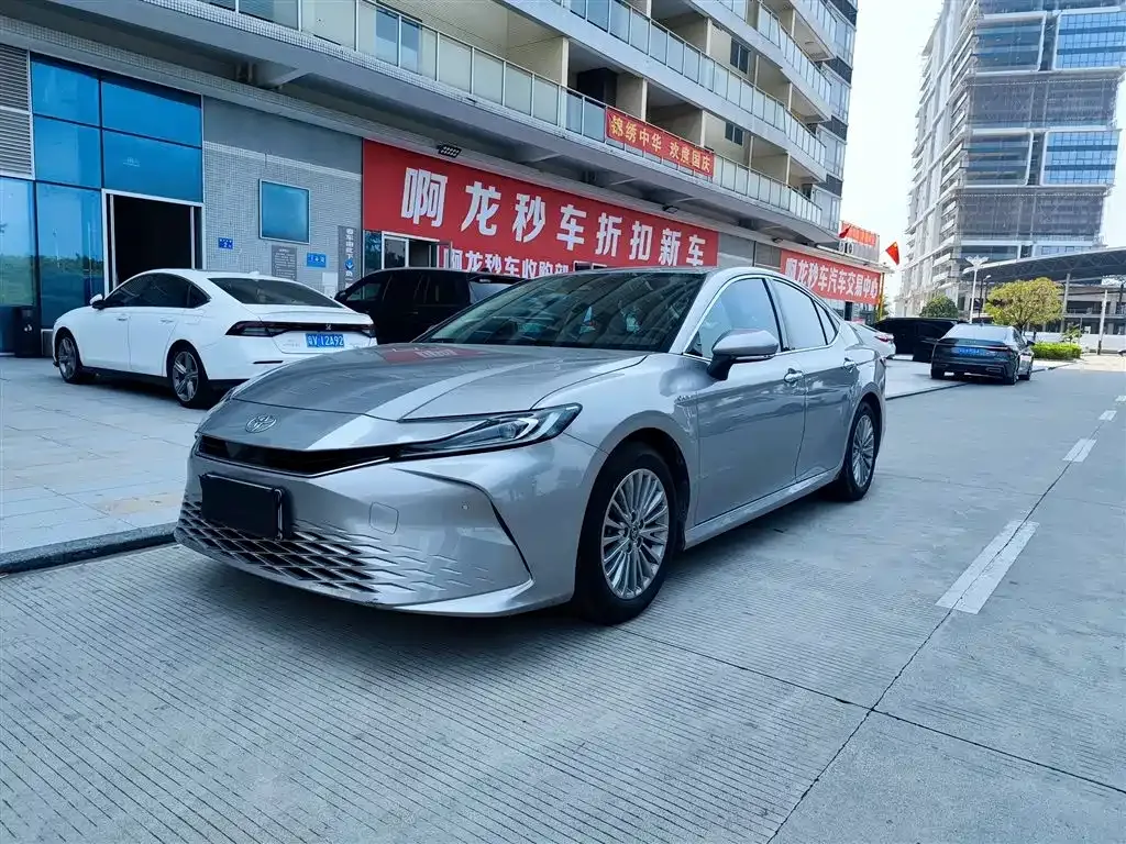 Toyota Camry — фото 1