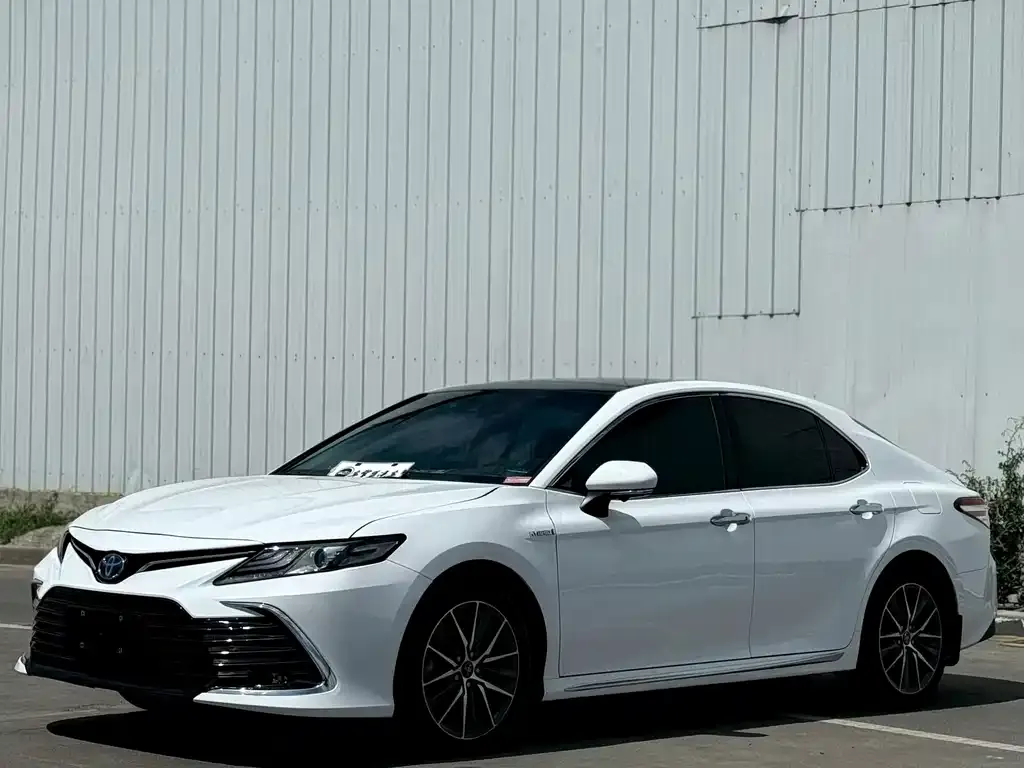 Toyota Camry — фото 1