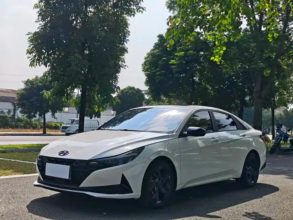 Hyundai Elantra — фото 1