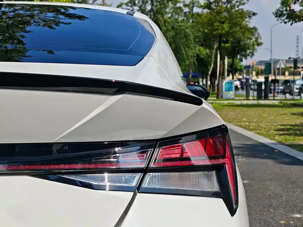 Hyundai Elantra — фото 3