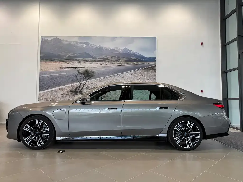 BMW i7 — фото 3
