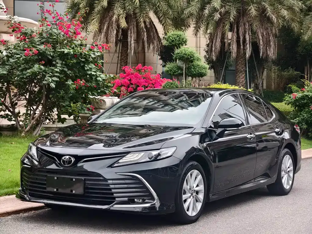 Toyota Camry — фото 1
