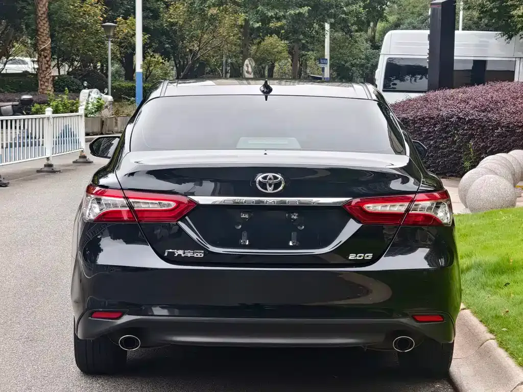 Toyota Camry — фото 2