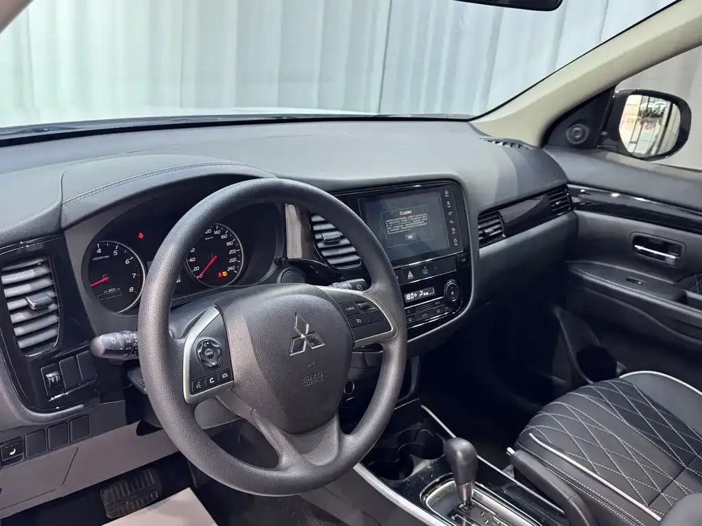 Mitsubishi Outlander — фото 8