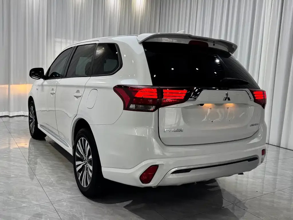 Mitsubishi Outlander — фото 3