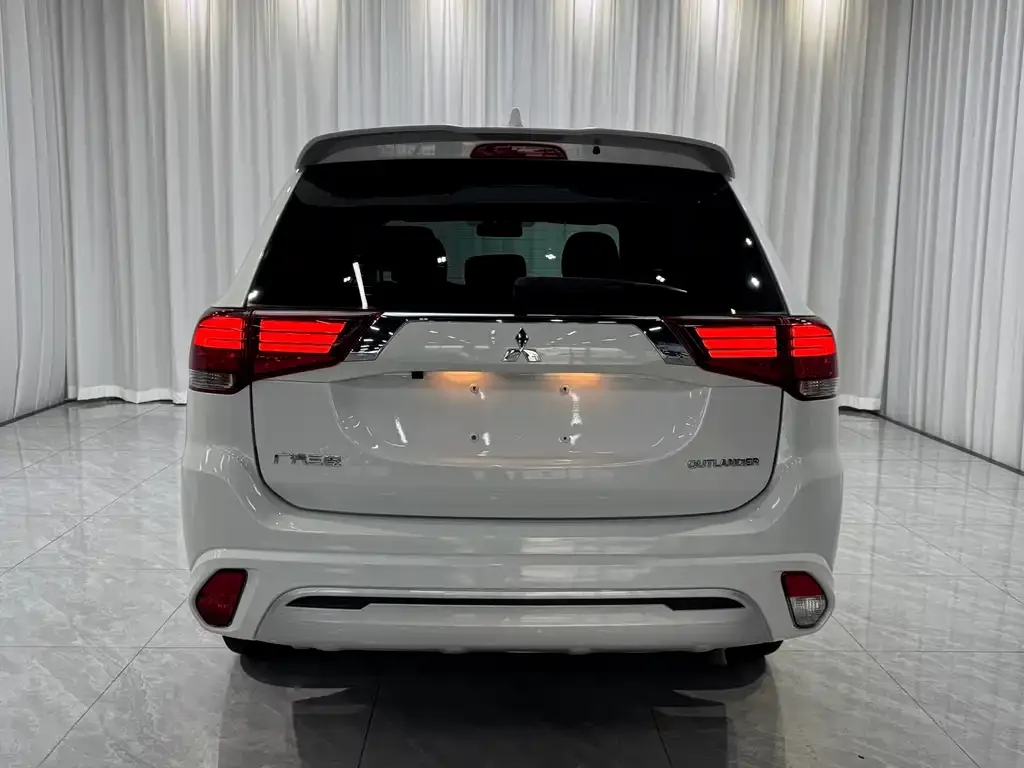 Mitsubishi Outlander — фото 9