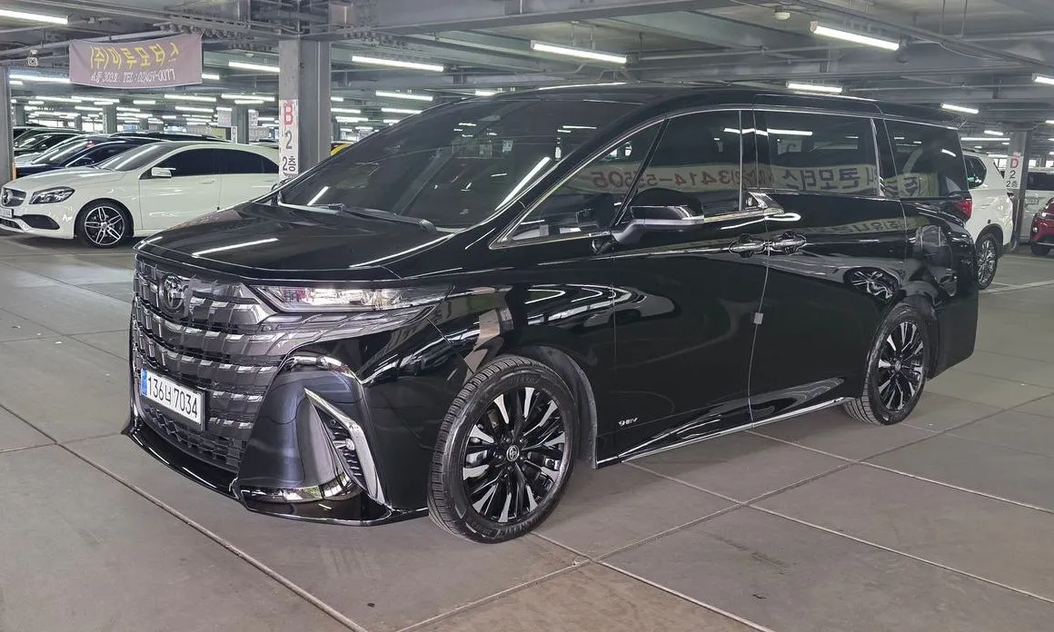 Toyota Alphard — фото 1