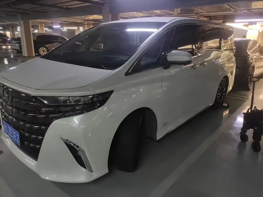 Toyota Alphard — фото 1