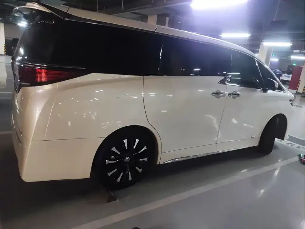 Toyota Alphard — фото 3