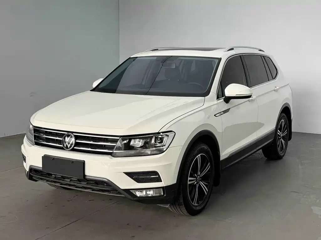 Volkswagen Tiguan L — фото 1