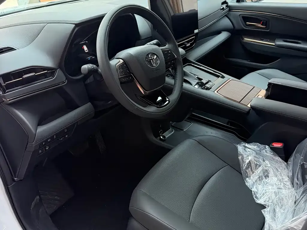 Toyota Granvia — фото 3