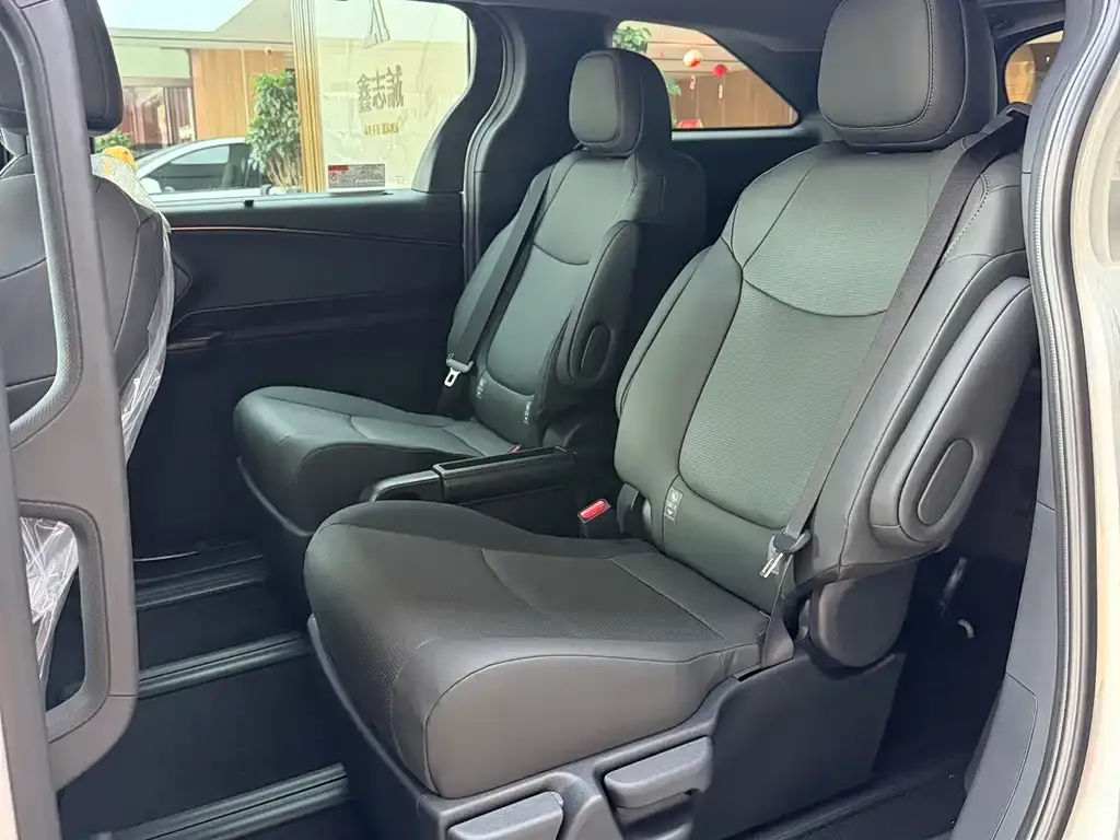 Toyota Granvia — фото 6