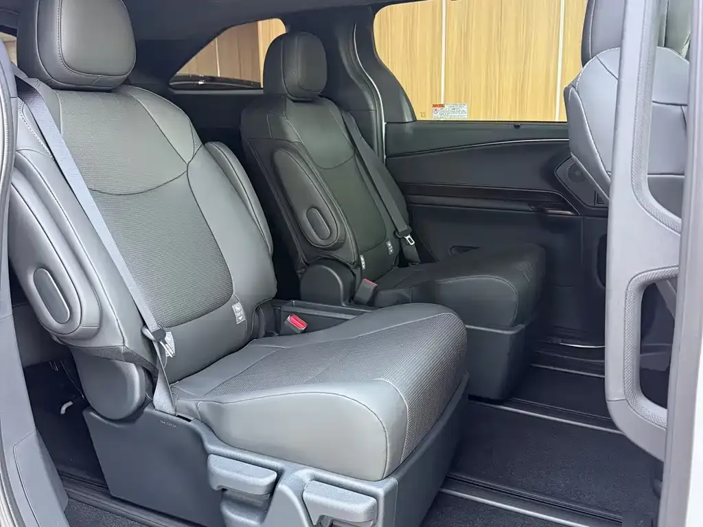 Toyota Granvia — фото 4