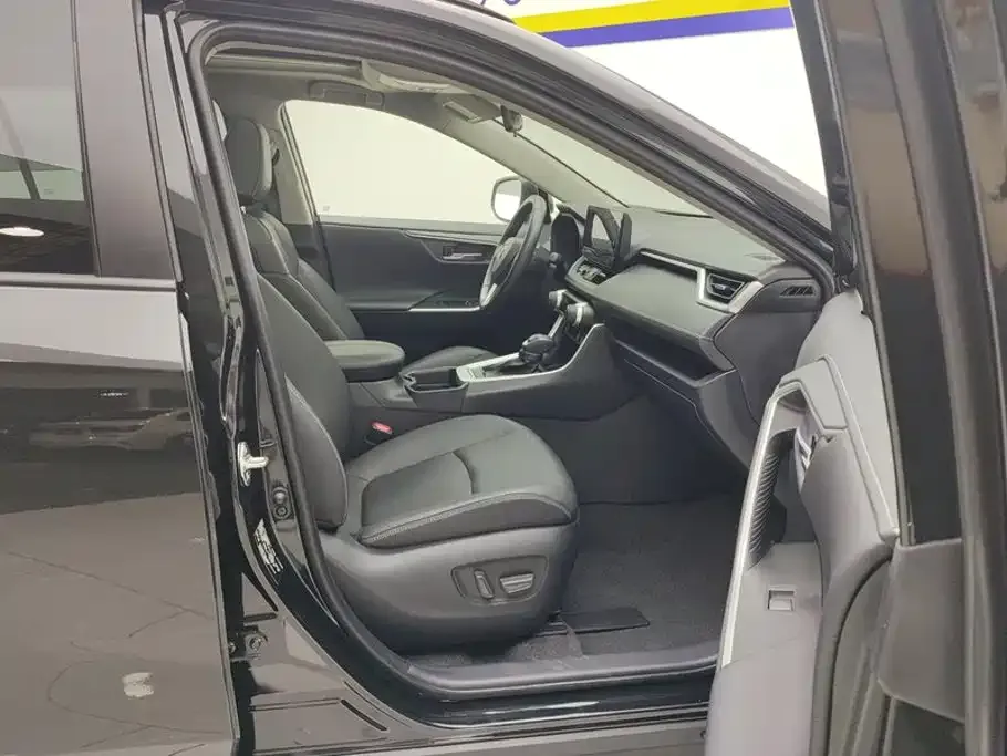 Toyota RAV4 — фото 9