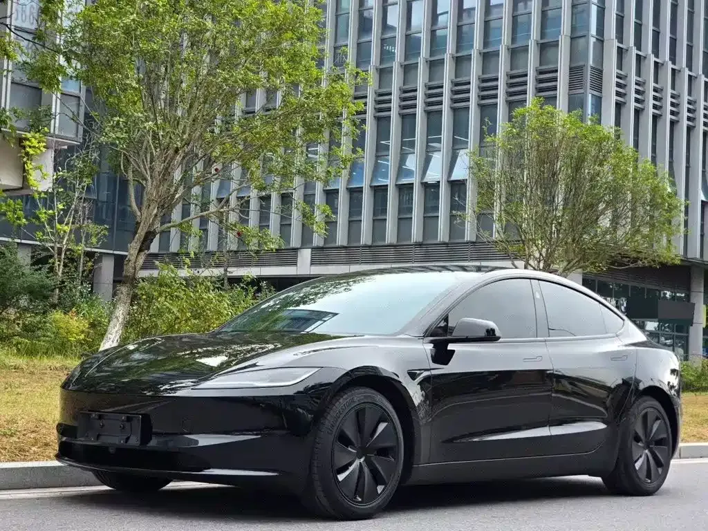 Tesla Model 3 — фото 1